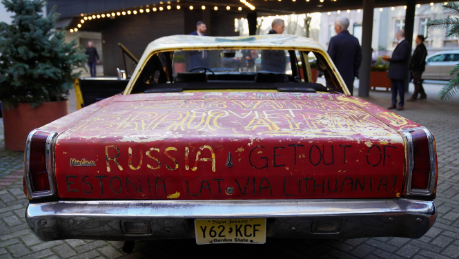 Filmas galvenais varonis – demonstrāciju auto Plymouth Valiant – pie kinoteātra Splendid Palace filmas pirmizrādē 2021. gada 18. novembrī. Mārtiņa Zidera foto.