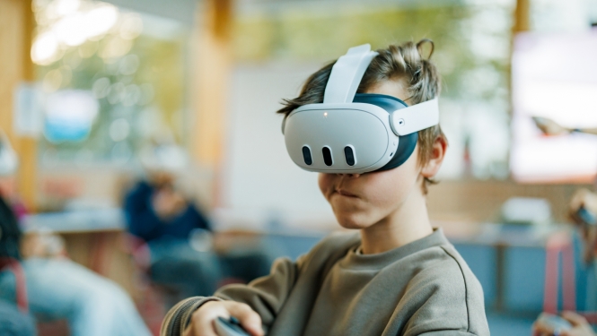 Jaunietis ar virtuālās realitātes masku