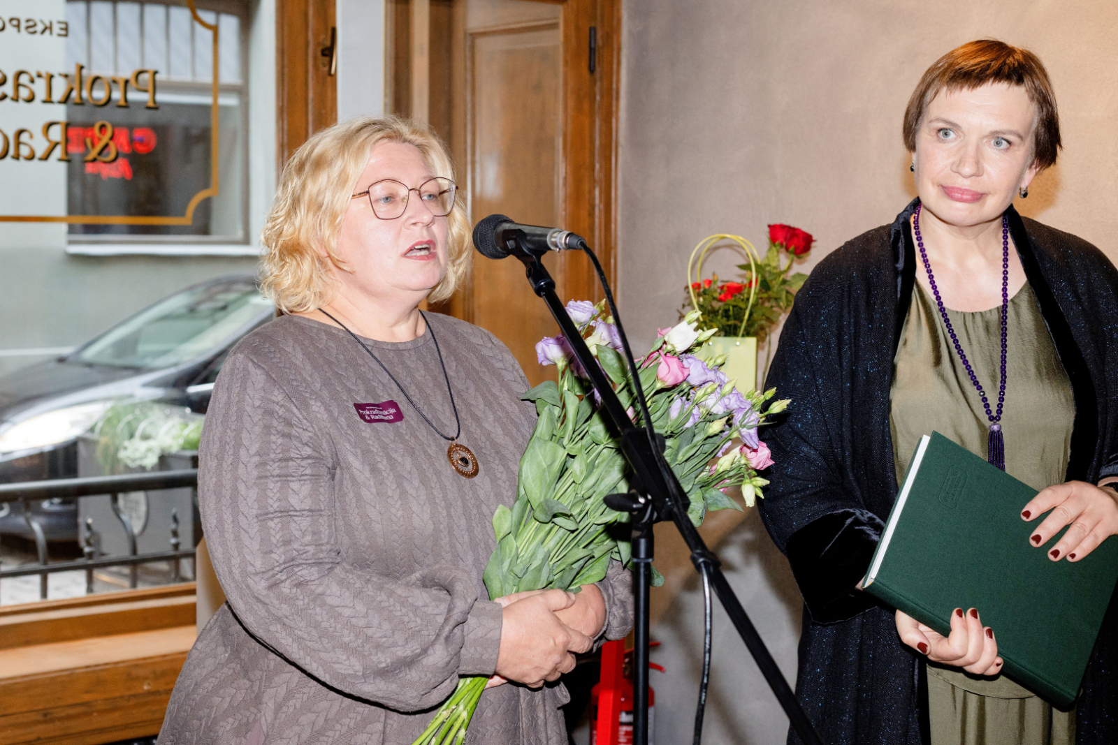 Viesi un muzeja darbinieki Latvijas Nacionālā rakstniecības un mūzikas muzeja atklāšanā