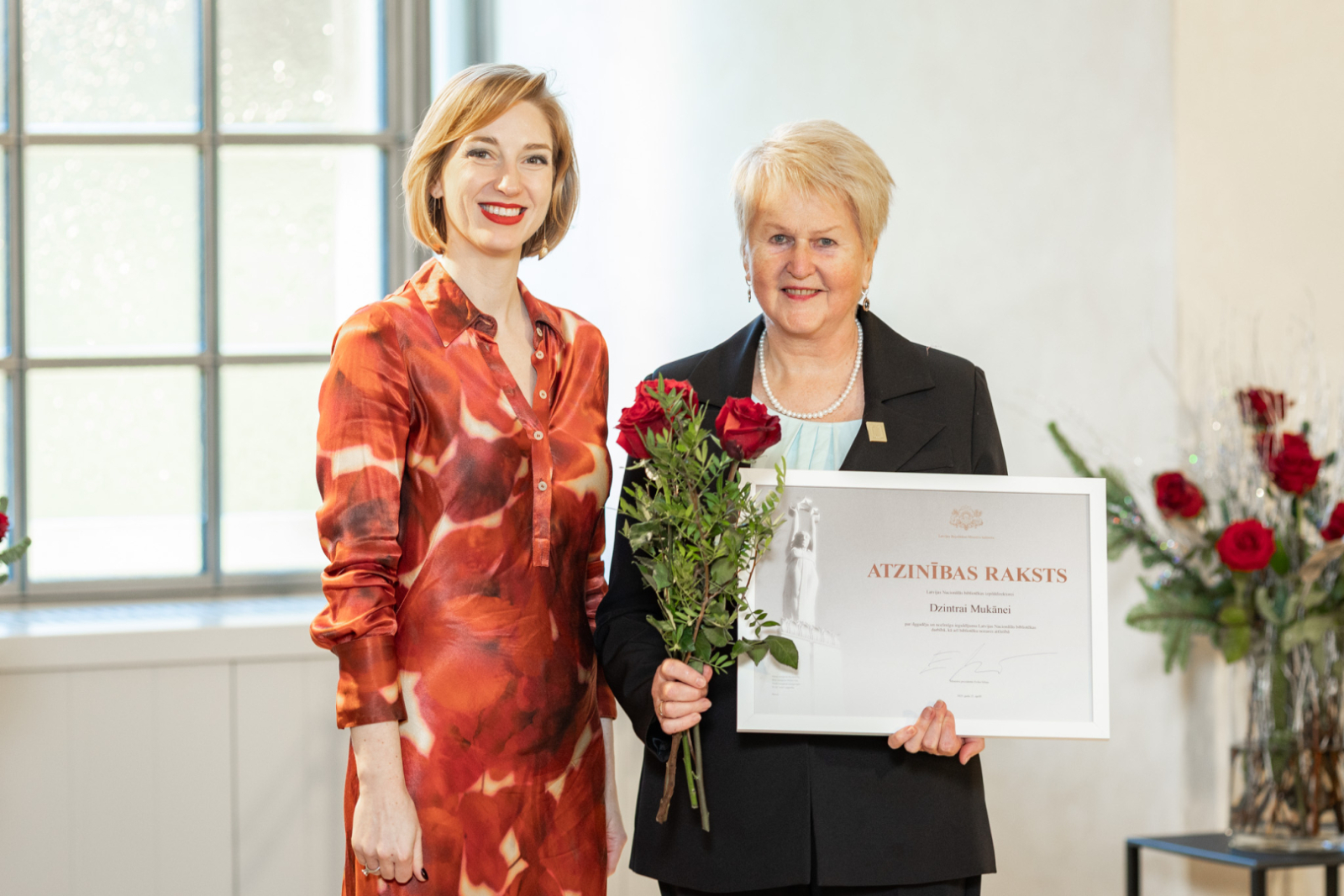 Kultūras ministre Agnese Lāce un MK un KM Atzinības rakstu saņēmēji LNVM remtera zālē