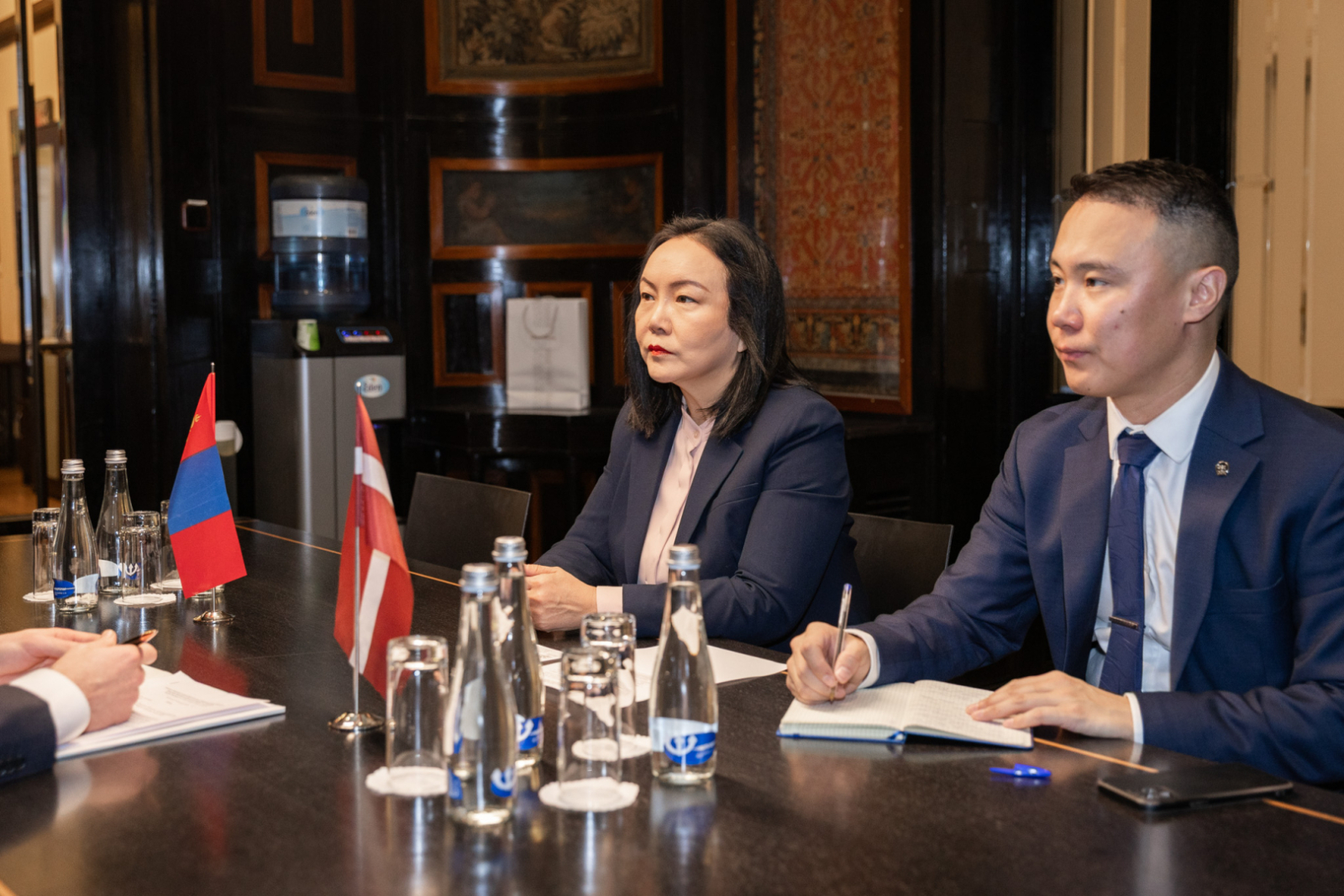 Parlamentārā sekretāra Aleksandra Kalēja tikšanās ar Mongolijas ārkārtējo un pilnvaroto vēstnieci V. E. Ojundari Navānu‑Jundenas (H. E. Mrs Oyundari Navaan‑Yunden)