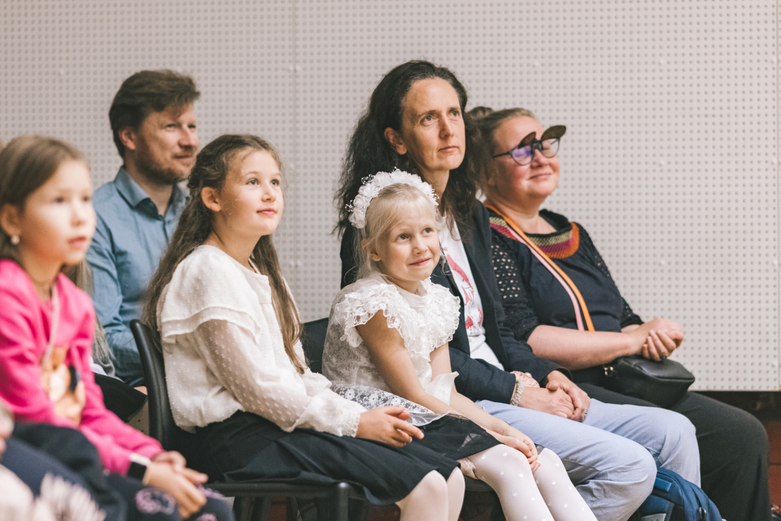 Skolēni un vecāki P.Jurjāna mūzikas skolas svinīgajā pasākumā