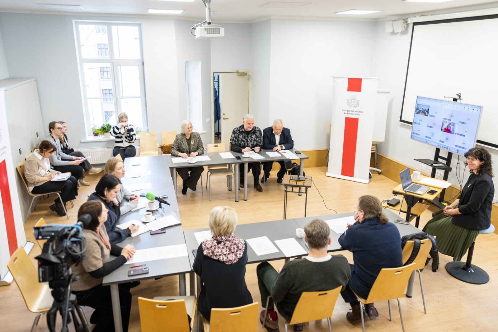 Dziesmu un deju svētku mākslinieciskās padomes sēde LNKC telpās