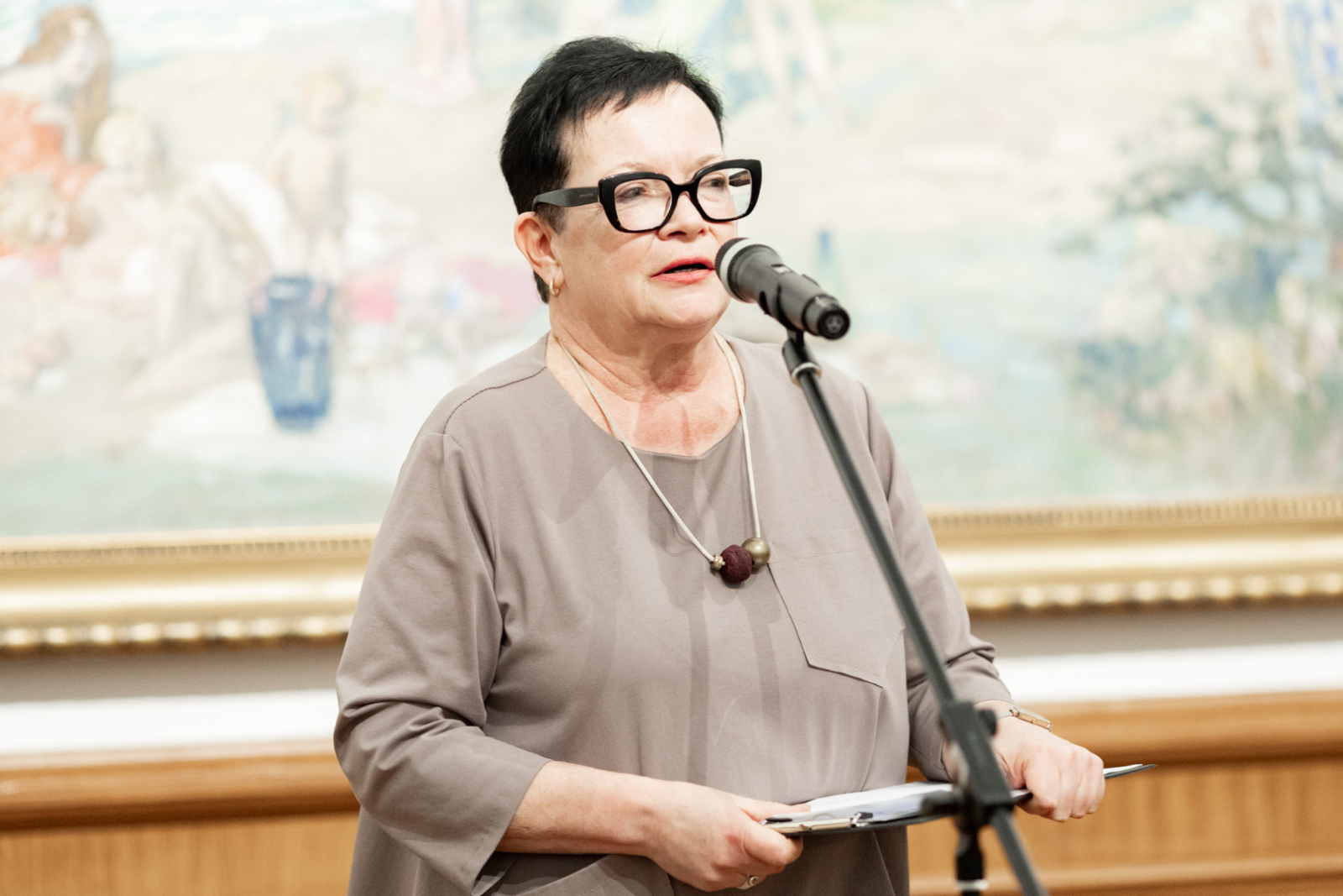Izstādes kataloga atvēršanas ceremonijas norise LNMM telpās, telpā apmeklētāji un viesi
