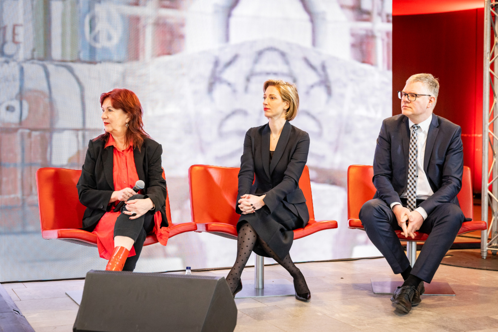 Preses konferences dalībnieki un mediju pārstāvji Rīgas Kongresu namā