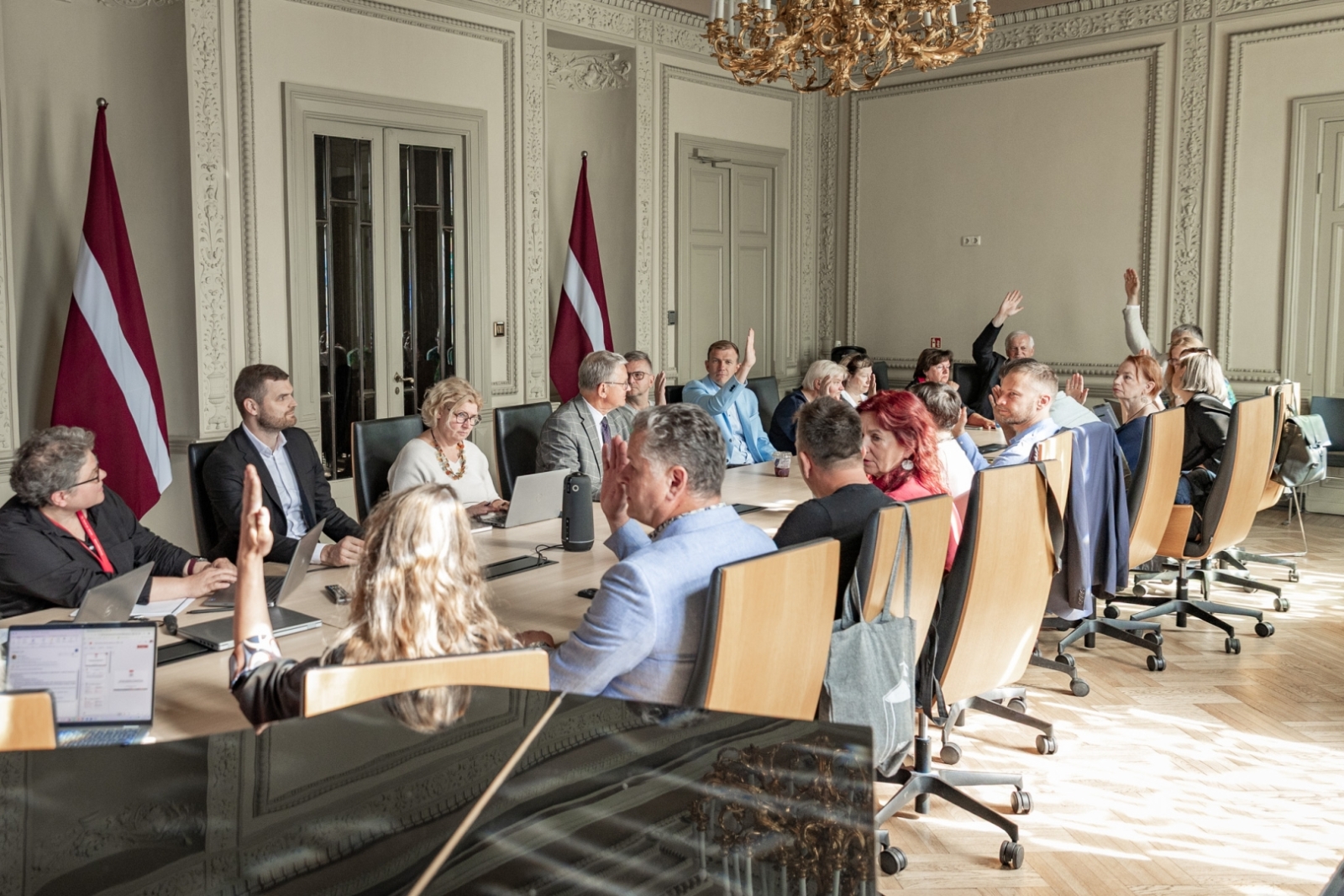 Nacionālās kultūras padomes sēde un tās dalībnieki pie galda KM Lielajā zālē