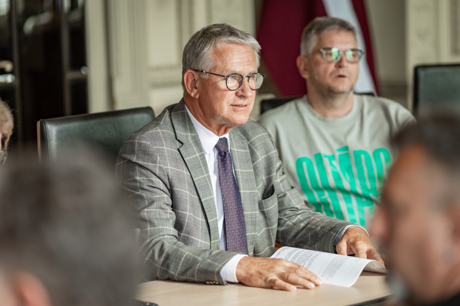 Nacionālās kultūras padomes sēde un tās dalībnieki pie galda KM Lielajā zālē