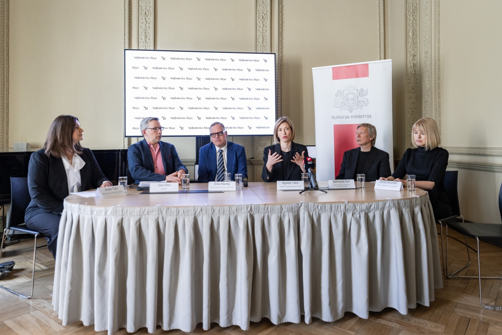 Preses konferences dalībnieki un mediju pārstāvji KM Lielajā zālē