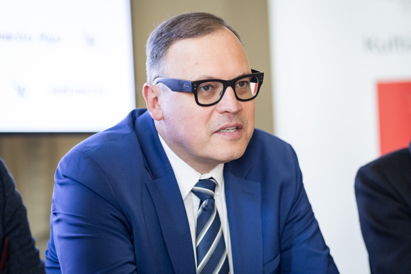 Preses konferences dalībnieki un mediju pārstāvji KM Lielajā zālē