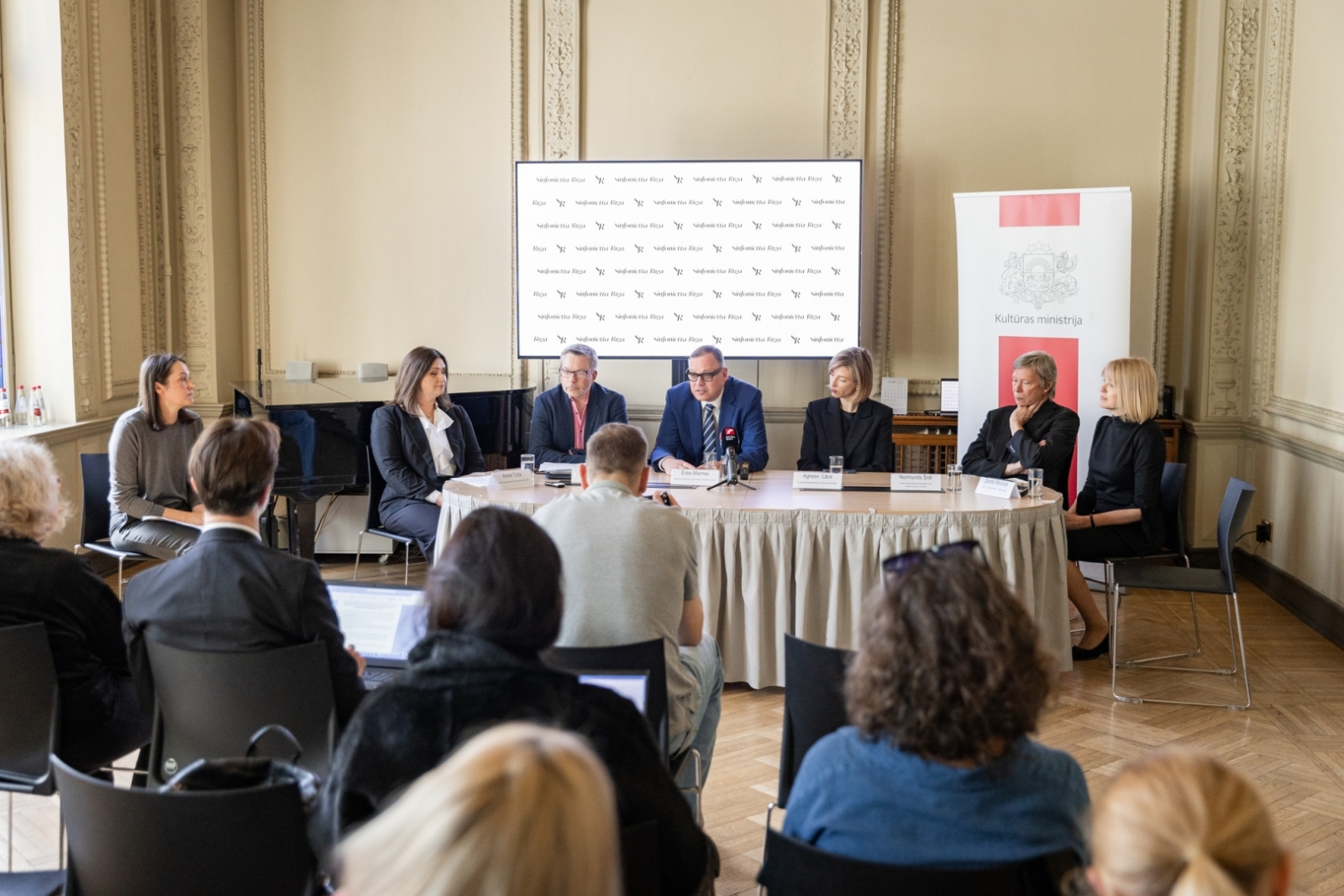 Preses konferences dalībnieki un mediju pārstāvji KM Lielajā zālē