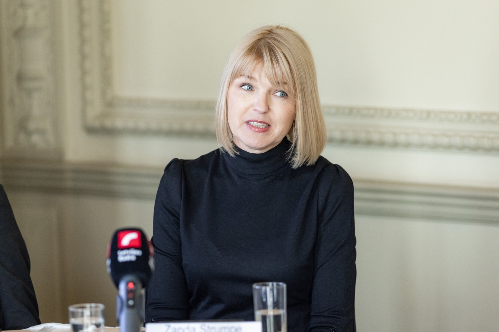 Preses konferences dalībnieki un mediju pārstāvji KM Lielajā zālē