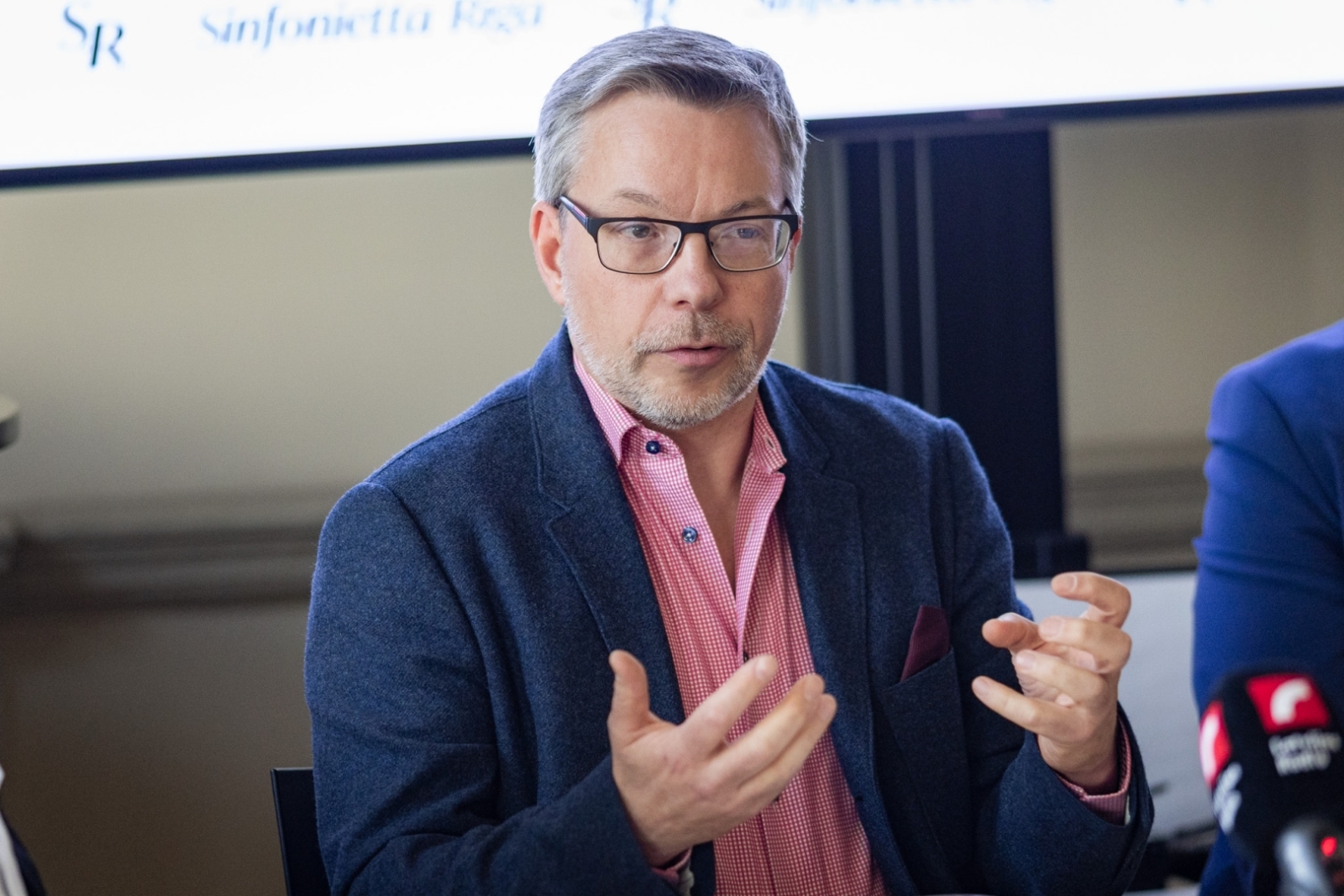 Preses konferences dalībnieki un mediju pārstāvji KM Lielajā zālē