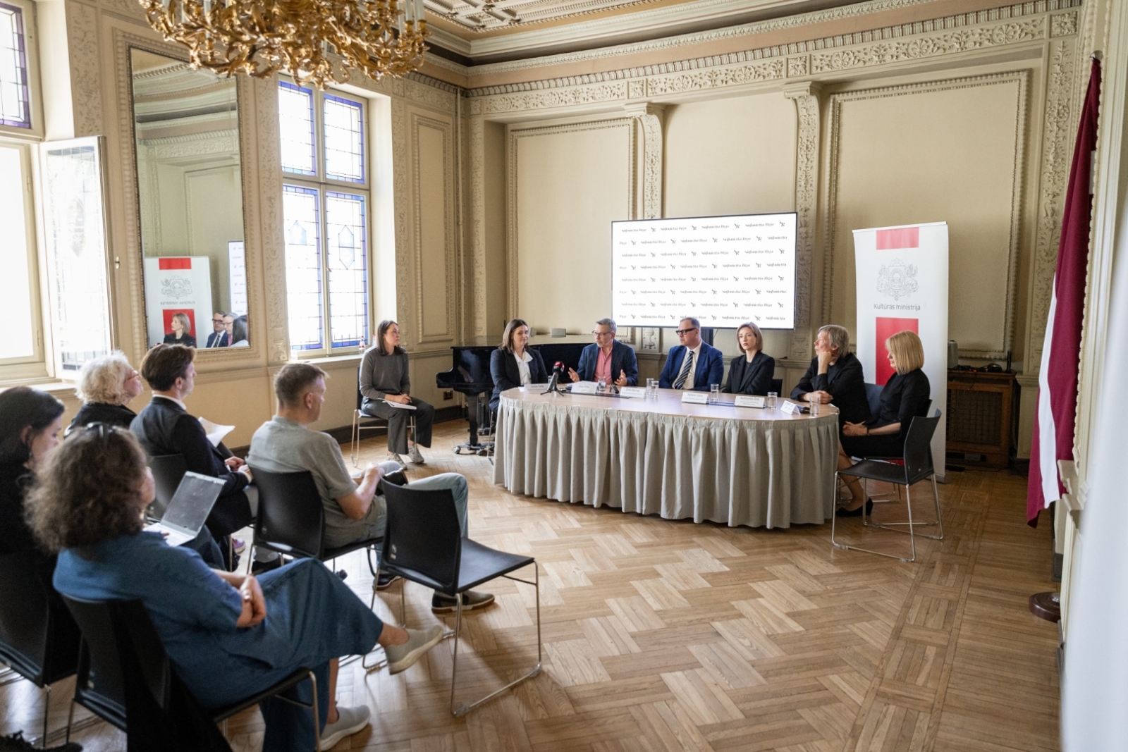 Preses konferences dalībnieki un mediju pārstāvji KM Lielajā zālē