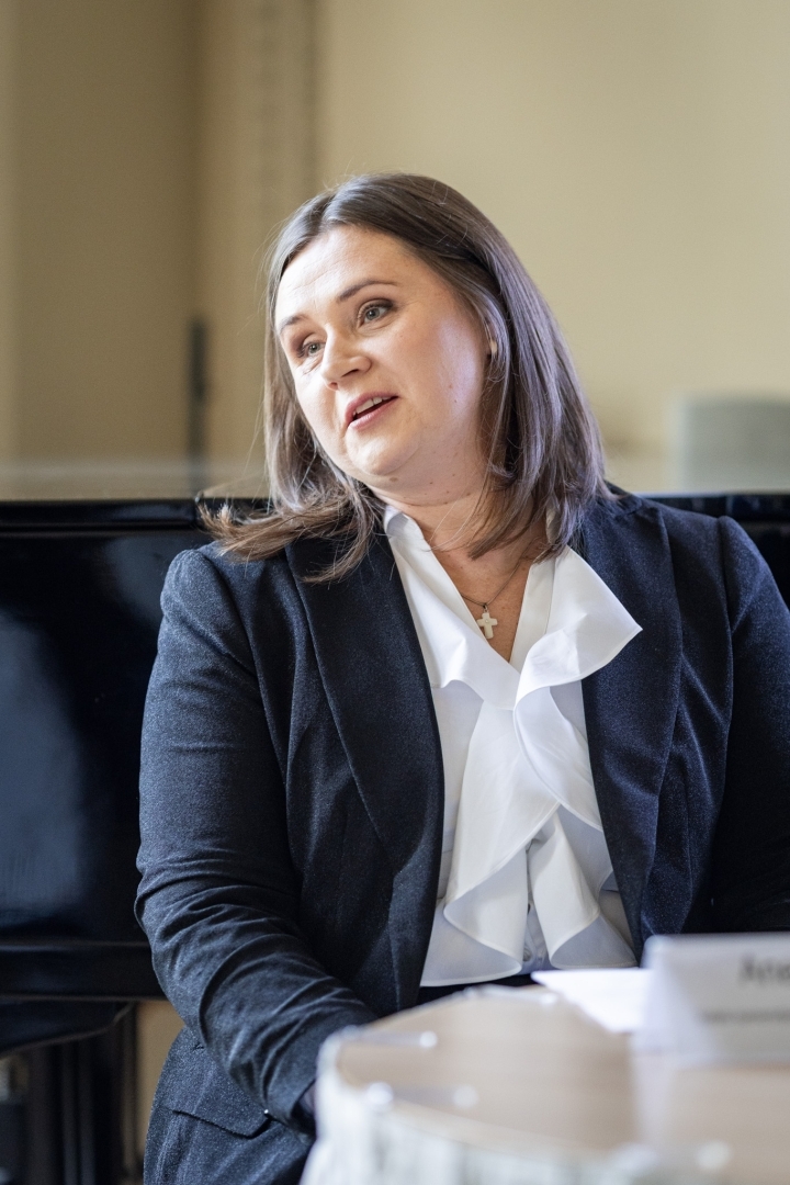 Preses konferences dalībnieki un mediju pārstāvji KM Lielajā zālē