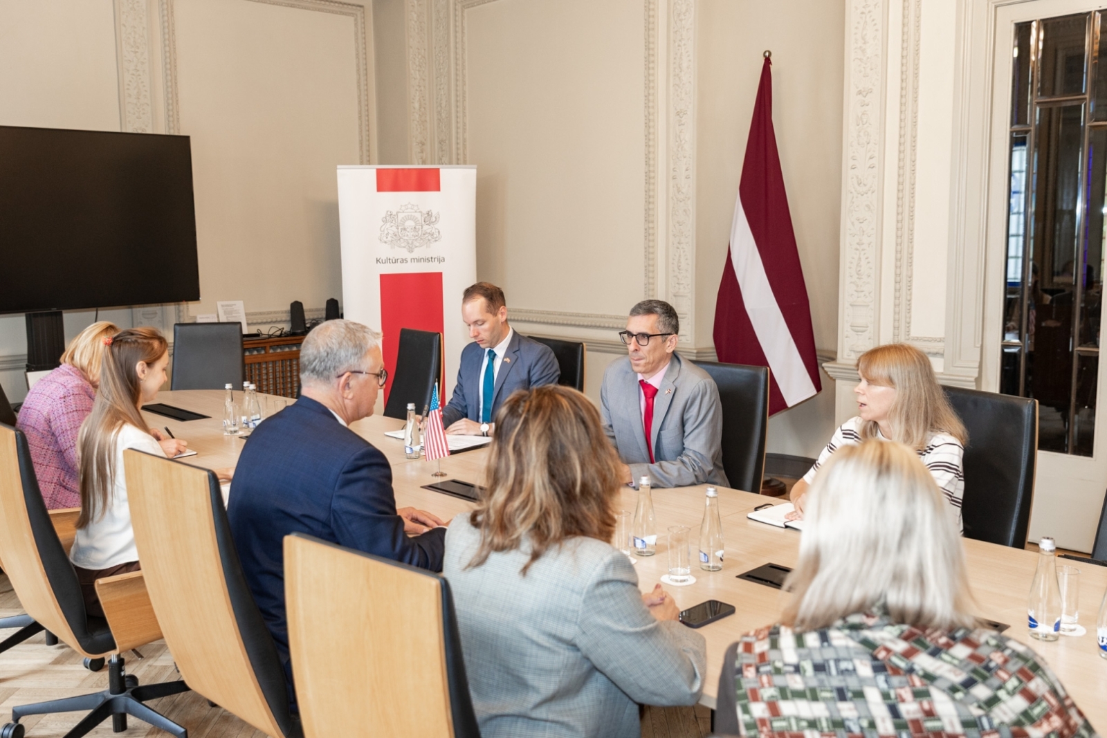 Kultūras ministrs Nauris Puntulis un KM pārstāvji tiekas ar ASV vēstniecības pagaidu pilnvaroto lietvedi Ralanu L. Hilu (Mr Ralan L. Hill) KM Lielajā zālē