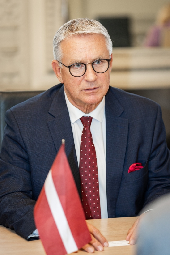 Kultūras ministrs Nauris Puntulis un KM pārstāvji tiekas ar ASV vēstniecības pagaidu pilnvaroto lietvedi Ralanu L. Hilu (Mr Ralan L. Hill) KM Lielajā zālē