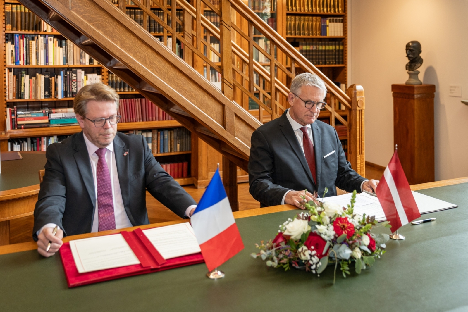 Kultūras ministrs Nauris Puntulis un Francijas Republikas vēstnieks Latvijā Manuels Lafons Rapnuijs (Manuel Lafont Rapnouil) paraksta 2026.–2031. gada rīcības plānu kultūras sadarbībai starp Latvijas Republikas Kultūras ministriju un Francijas Republikas Kultūras ministriju