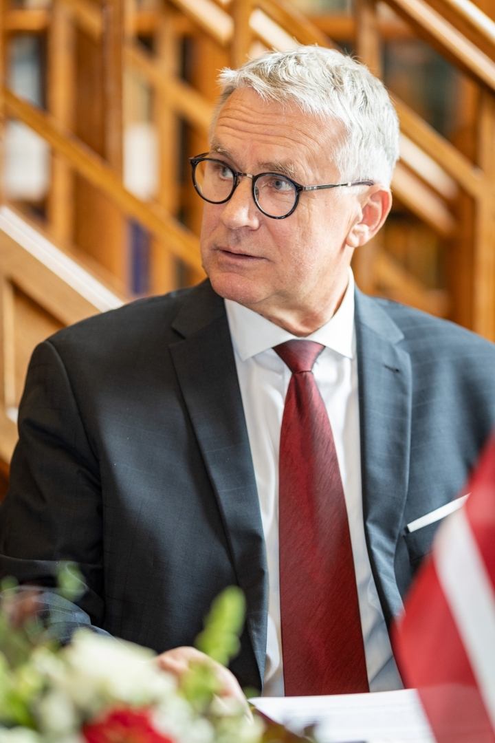 Kultūras ministrs Nauris Puntulis un Francijas Republikas vēstnieks Latvijā Manuels Lafons Rapnuijs (Manuel Lafont Rapnouil) paraksta 2026.–2031. gada rīcības plānu kultūras sadarbībai starp Latvijas Republikas Kultūras ministriju un Francijas Republikas Kultūras ministriju