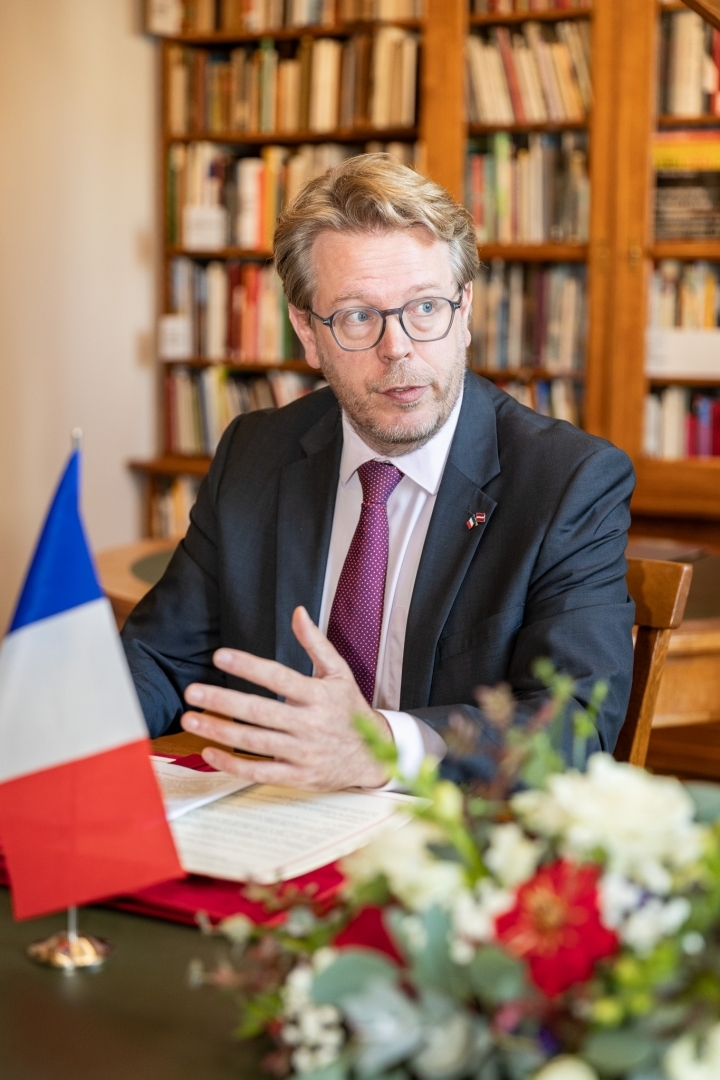 Kultūras ministrs Nauris Puntulis un Francijas Republikas vēstnieks Latvijā Manuels Lafons Rapnuijs (Manuel Lafont Rapnouil) paraksta 2026.–2031. gada rīcības plānu kultūras sadarbībai starp Latvijas Republikas Kultūras ministriju un Francijas Republikas Kultūras ministriju