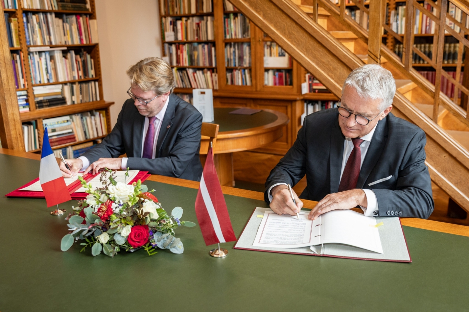 Kultūras ministrs Nauris Puntulis un Francijas Republikas vēstnieks Latvijā Manuels Lafons Rapnuijs (Manuel Lafont Rapnouil) paraksta 2026.–2031. gada rīcības plānu kultūras sadarbībai starp Latvijas Republikas Kultūras ministriju un Francijas Republikas Kultūras ministriju