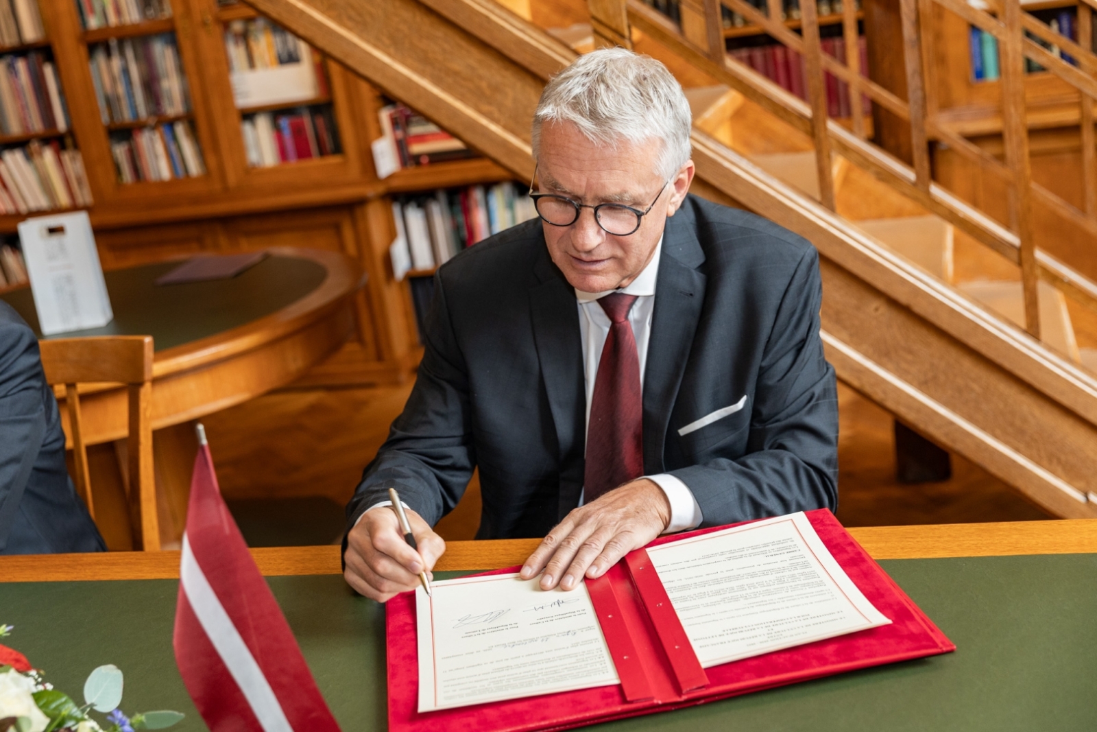 Kultūras ministrs Nauris Puntulis un Francijas Republikas vēstnieks Latvijā Manuels Lafons Rapnuijs (Manuel Lafont Rapnouil) paraksta 2026.–2031. gada rīcības plānu kultūras sadarbībai starp Latvijas Republikas Kultūras ministriju un Francijas Republikas Kultūras ministriju