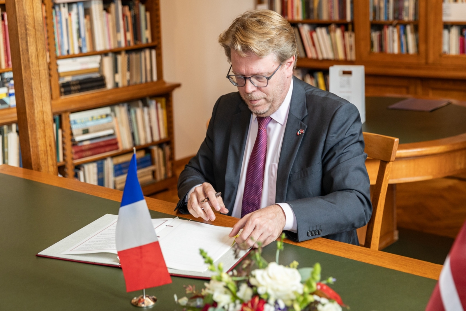 Kultūras ministrs Nauris Puntulis un Francijas Republikas vēstnieks Latvijā Manuels Lafons Rapnuijs (Manuel Lafont Rapnouil) paraksta 2026.–2031. gada rīcības plānu kultūras sadarbībai starp Latvijas Republikas Kultūras ministriju un Francijas Republikas Kultūras ministriju