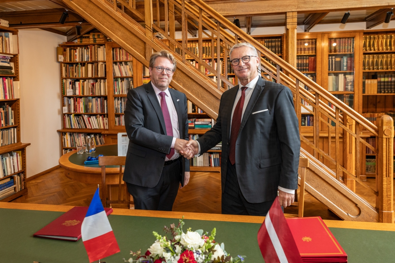 Kultūras ministrs Nauris Puntulis un Francijas Republikas vēstnieks Latvijā Manuels Lafons Rapnuijs (Manuel Lafont Rapnouil) paraksta 2026.–2031. gada rīcības plānu kultūras sadarbībai starp Latvijas Republikas Kultūras ministriju un Francijas Republikas Kultūras ministriju