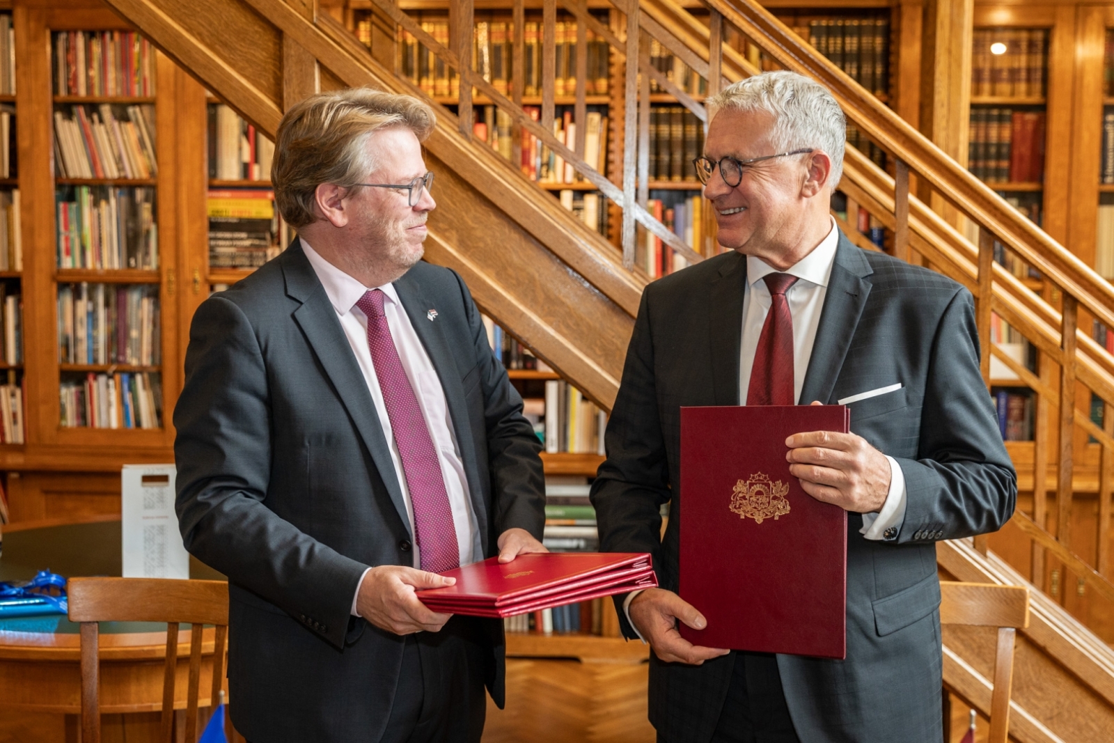 Kultūras ministrs Nauris Puntulis un Francijas Republikas vēstnieks Latvijā Manuels Lafons Rapnuijs (Manuel Lafont Rapnouil) paraksta 2026.–2031. gada rīcības plānu kultūras sadarbībai starp Latvijas Republikas Kultūras ministriju un Francijas Republikas Kultūras ministriju