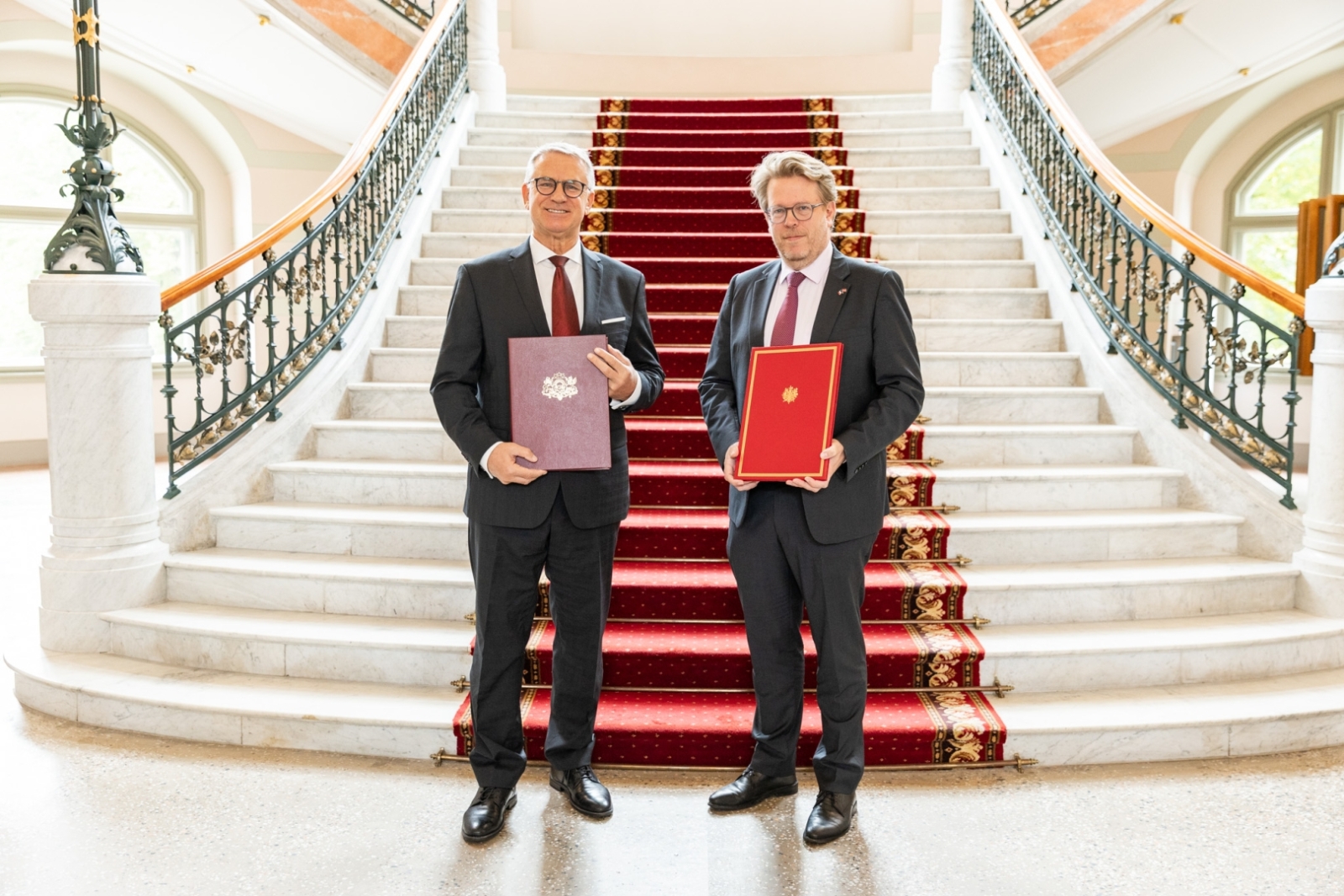 Kultūras ministrs Nauris Puntulis un Francijas Republikas vēstnieks Latvijā Manuels Lafons Rapnuijs (Manuel Lafont Rapnouil) paraksta 2026.–2031. gada rīcības plānu kultūras sadarbībai starp Latvijas Republikas Kultūras ministriju un Francijas Republikas Kultūras ministriju