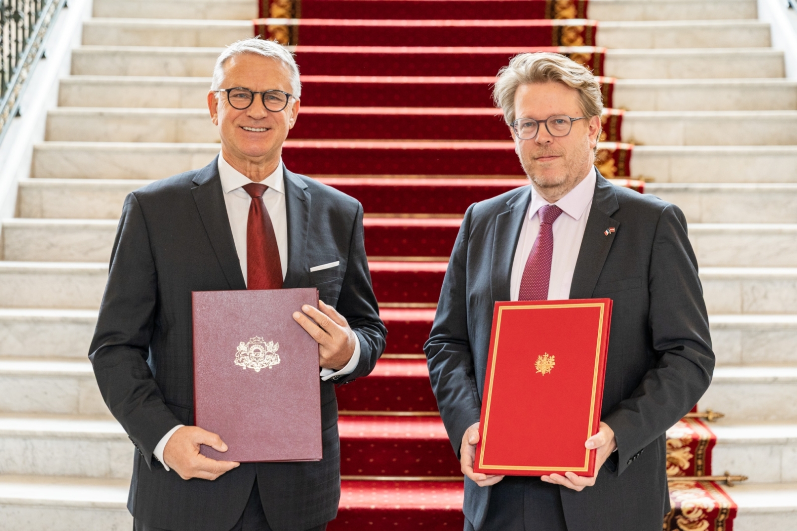 Kultūras ministrs Nauris Puntulis un Francijas Republikas vēstnieks Latvijā Manuels Lafons Rapnuijs (Manuel Lafont Rapnouil) paraksta 2026.–2031. gada rīcības plānu kultūras sadarbībai starp Latvijas Republikas Kultūras ministriju un Francijas Republikas Kultūras ministriju