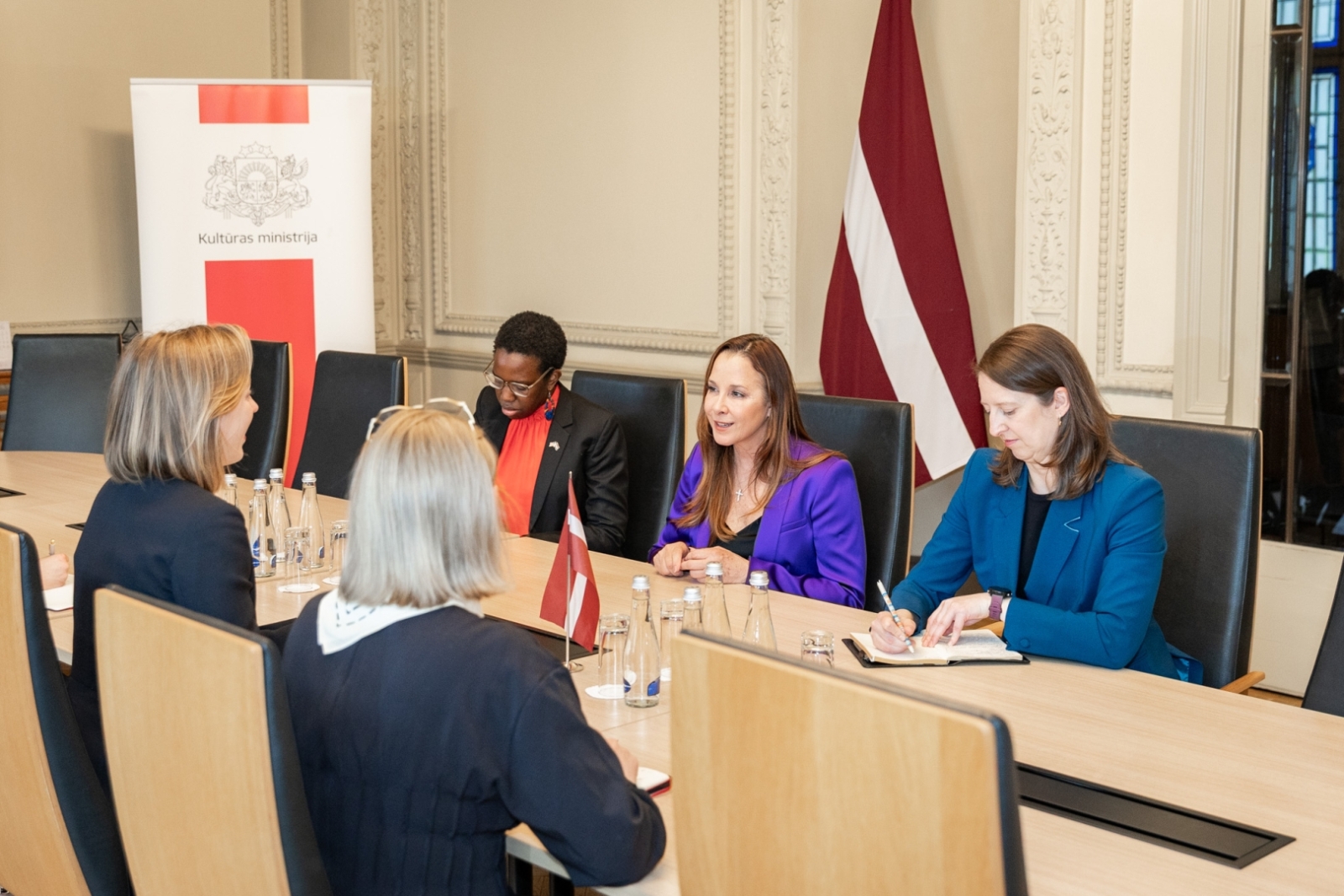 Kultūras ministre Agnese Lāce tiekas ar ASV vēstnieci Latvijā Melisu Ardžirosu KM Lielajā zālē