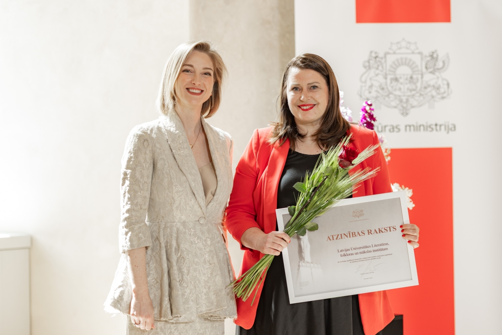 Kultūras ministre Agnese Lāce pasniedz Latvijas Universitātes Literatūras, Folkloras un mākslas institūta vadībai Ministru kabineta Atzinības rakstu 