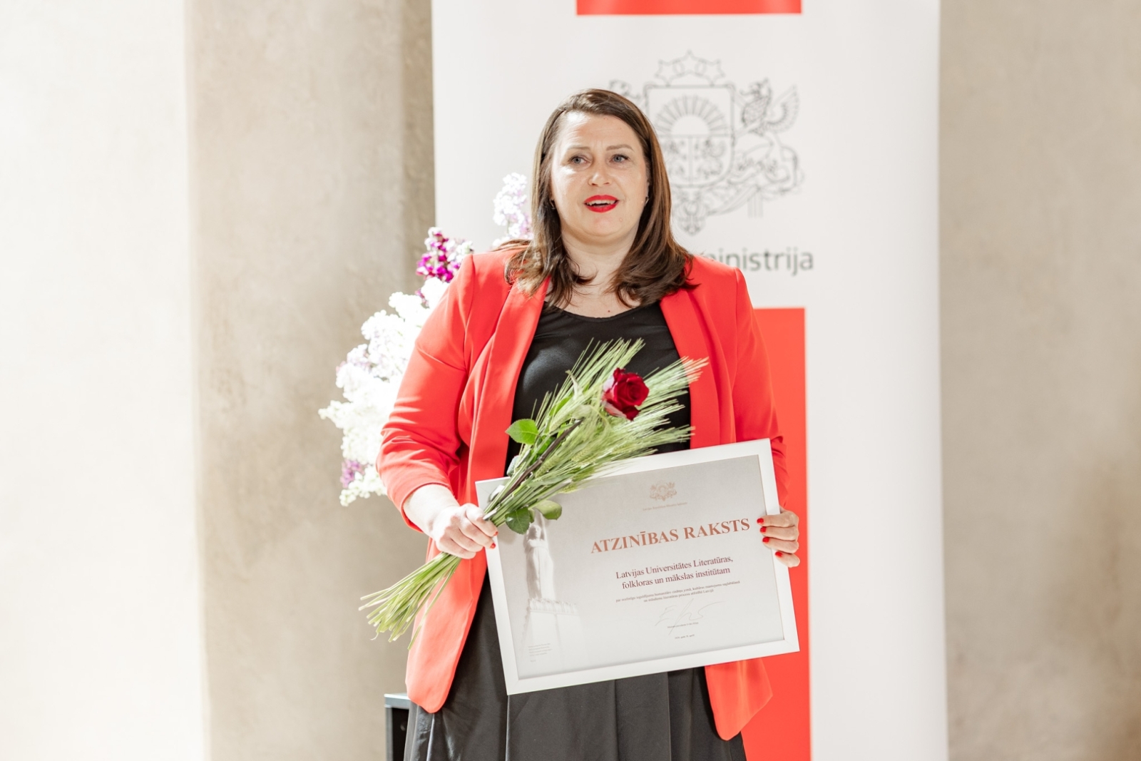 Latvijas Universitātes Literatūras, Folkloras un mākslas institūta vadība saņem Ministru kabineta Atzinības rakstu 