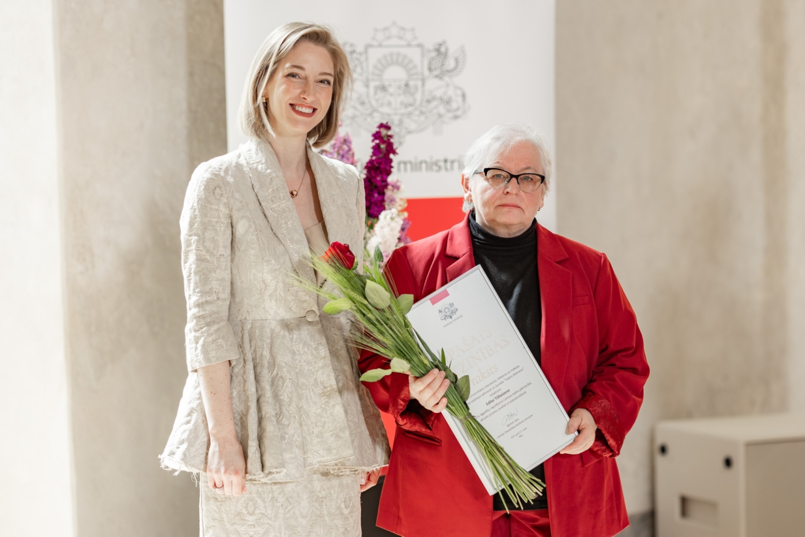 Kultūras ministre Agnese Lāce pasniedz Kultūras ministrijas Īpašo Atzinības rakstu teātra zinātniecei Edītei Tišheizerei
