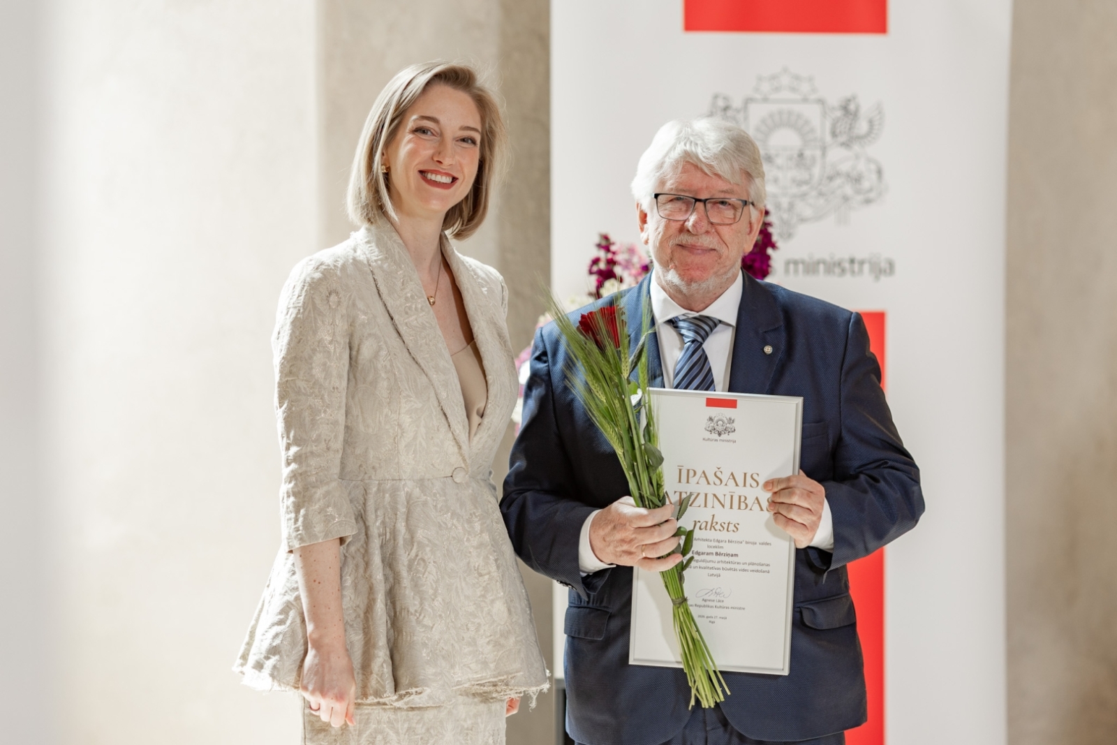 Kultūras ministre Agnese Lāce pasniedz Kultūras ministrijas Īpašo Atzinības rakstu arhitektam Edgaram Bērziņam
