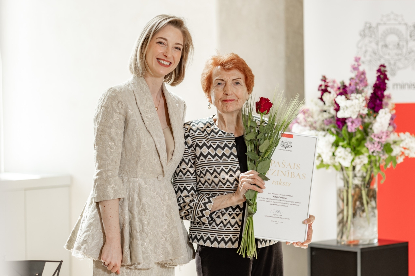 Kultūras ministre Agnese Lāce pasniedz Kultūras ministrijas Īpašo Atzinības rakstu Jāņa Akuratera muzeja vadītājai Rutai Cimdiņai