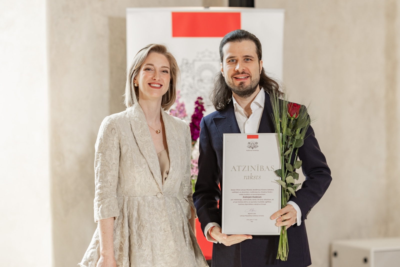 Kultūras ministre Agnese Lāce pasniedz Kultūras ministrijas Atzinības rakstu mūziķim Andrejam Osokinam