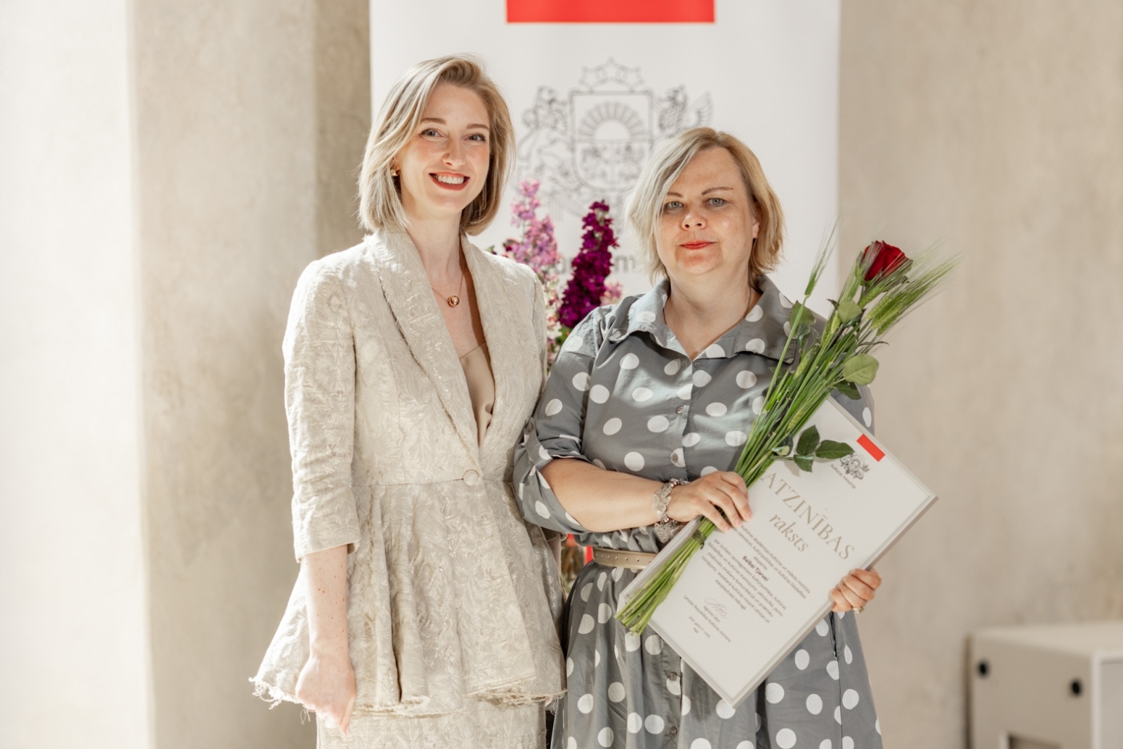 Kultūras ministre Agnese Lāce pasniedz Kultūras ministrijas Atzinības rakstu pētniecei Baibai Tjarvei