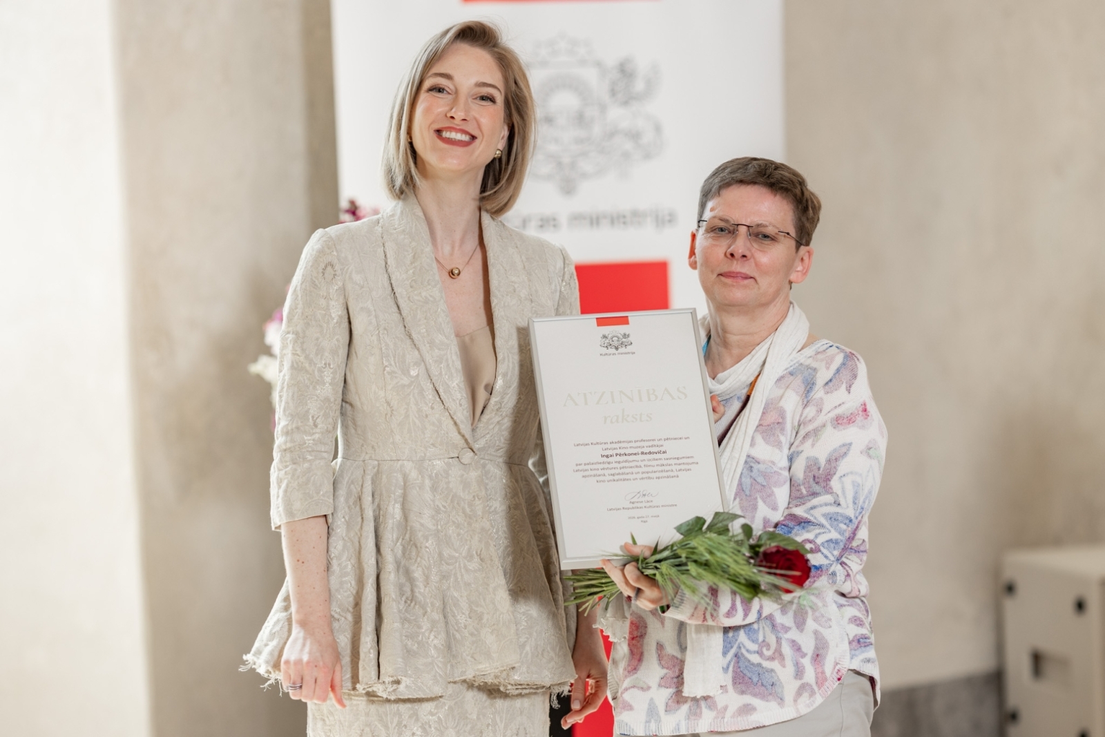 Kultūras ministre Agnese Lāce pasniedz Kultūras ministrijas Atzinības rakstu  Latvijas Kultūras akadēmijas profesorei un pētniecei un Latvijas Kino muzeja vadītājai Ingai Pērkonei-Redovičai
