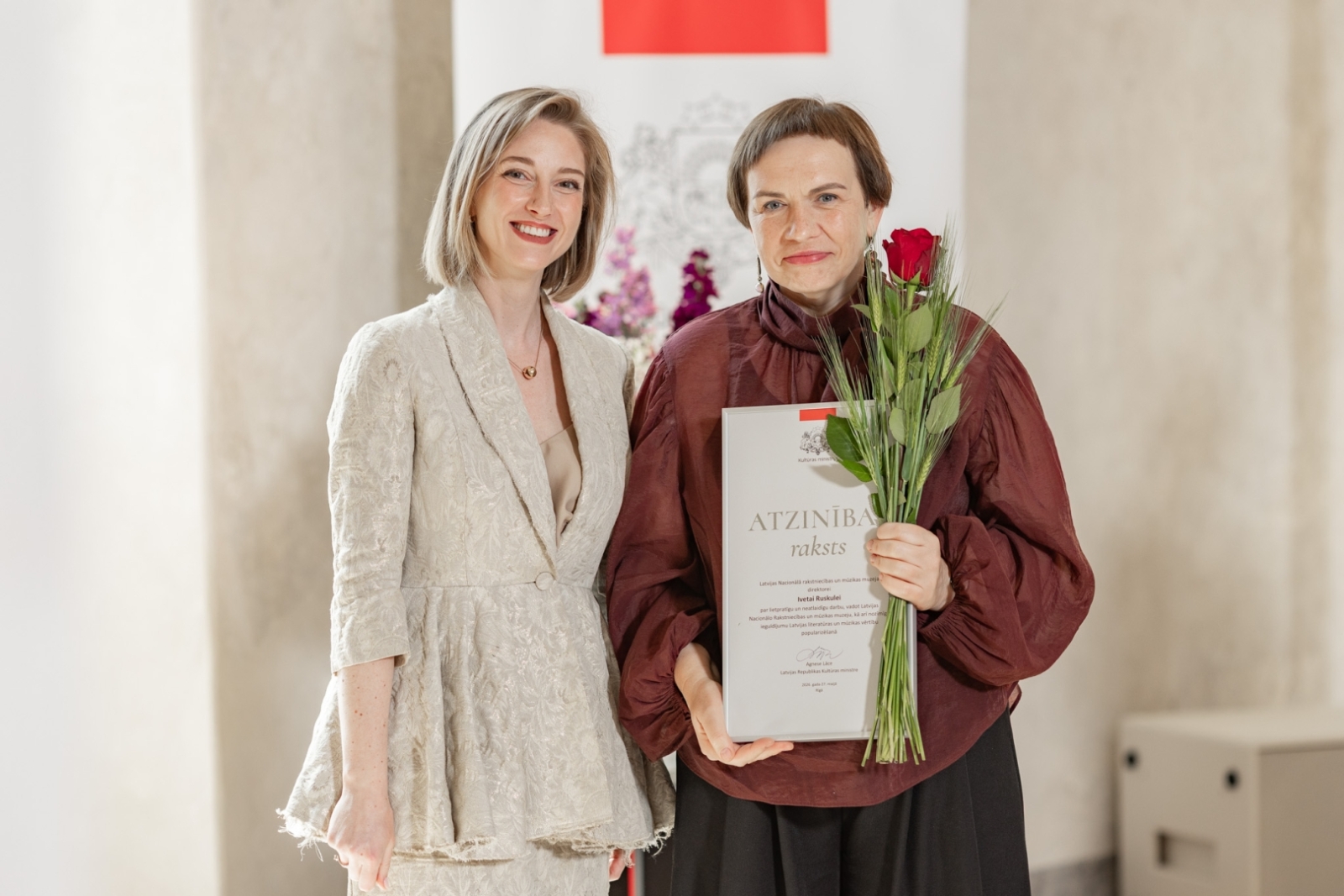 Kultūras ministre Agnese Lāce pasniedz Kultūras ministrijas Atzinības rakstu Rakstniecības un mūzikas muzeja vadītājai Ivetai Ruskulei