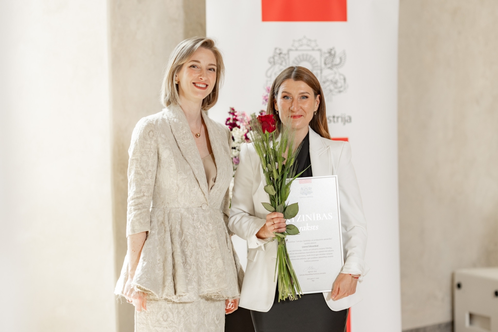 Kultūras ministre Agnese Lāce pasniedz Kultūras ministrijas Atzinības rakstu LaIPA Biedrības izpilddirektorei Lienai Edvardsai,