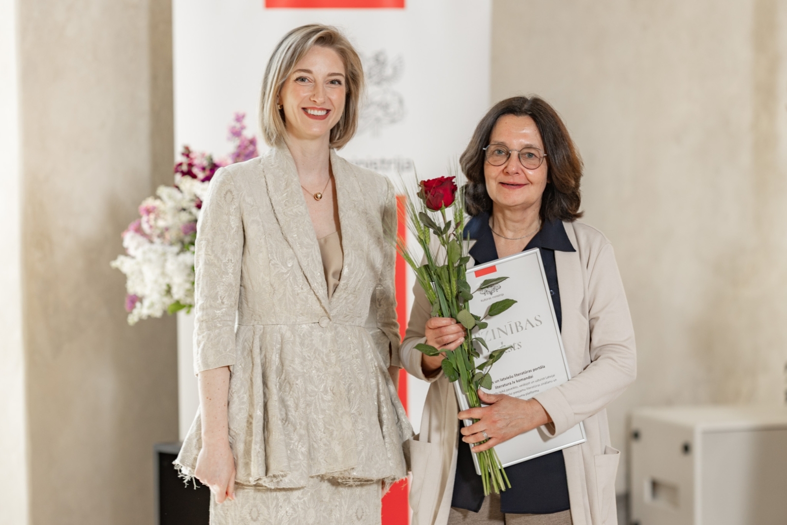 Kultūras ministre Agnese Lāce pasniedz Kultūras ministrijas Atzinības rakstu  Latvijas un latviešu literatūras portāla Literatura.lv pārstāvei