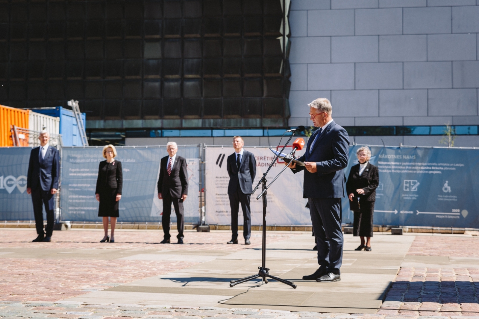 Kultūras ministrs Nauris Puntulis piedalās pasākumā “Aizvestie. Neaizmirstie” pie Latvijas Okupācijas muzeja