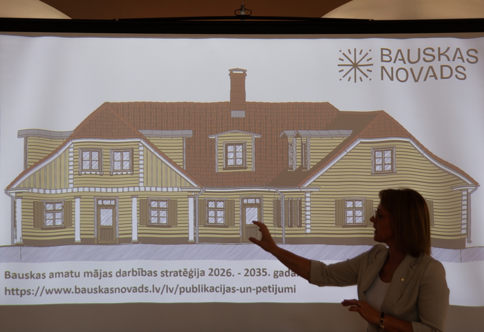 Ilze Tijone prezentējot pasākumā Krustpils pilī