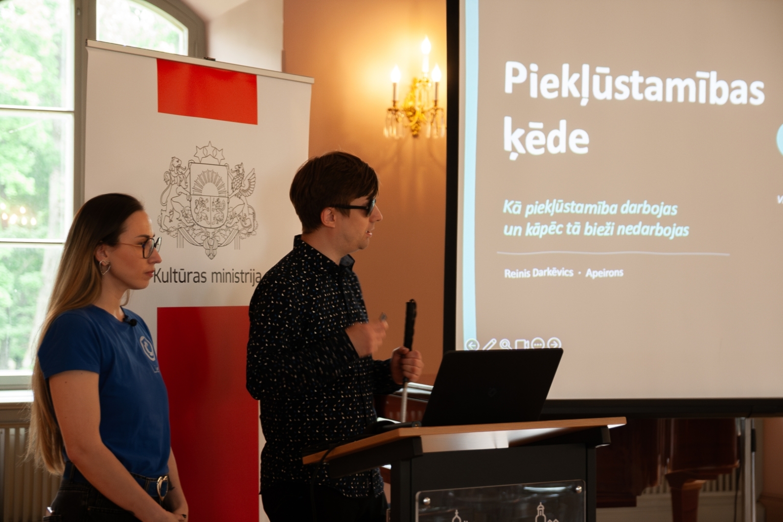Liena Eisaka un Reinis Darkēvics prezentējot pasākumā Krustpils pilī