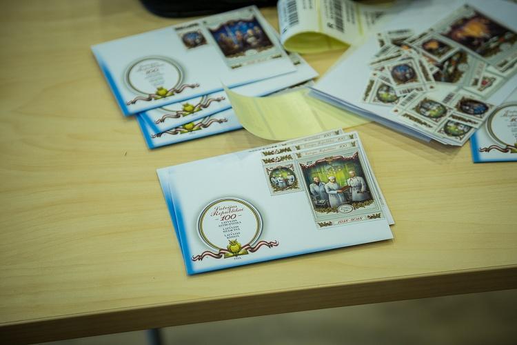 Latvijas Pasta valsts simtgadei veltīto pastmarku pirmās dienas zīmogošana
