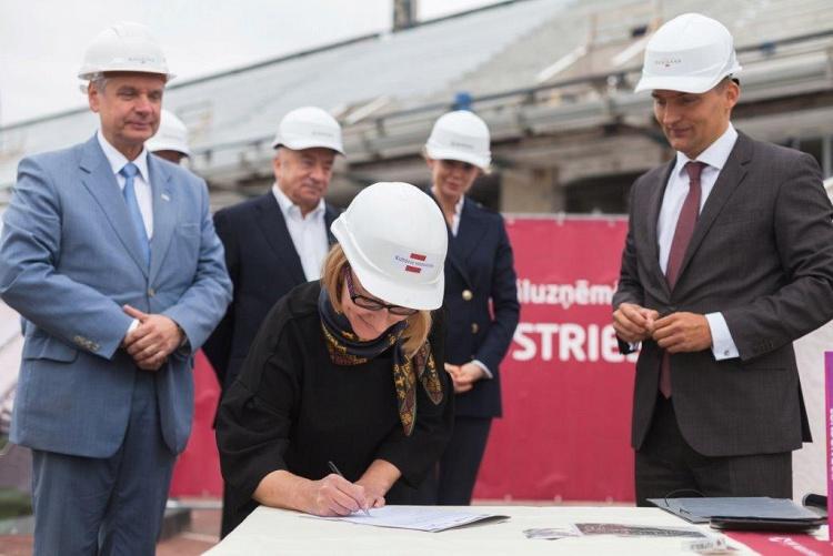 Vēstījumu kapsulas iemūrēšanas pasākums Daugavas stadionā