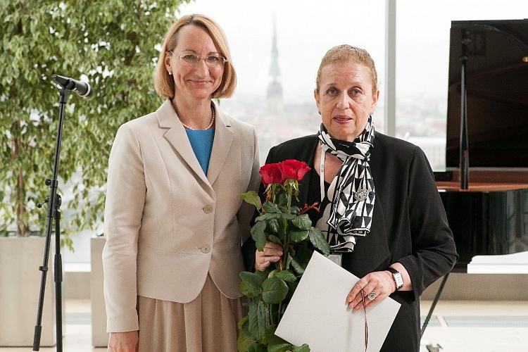 Kultūras ministre Dace Melbārde Gaismas pils korē pasniedz atzinības rakstus kultūras dižgariem