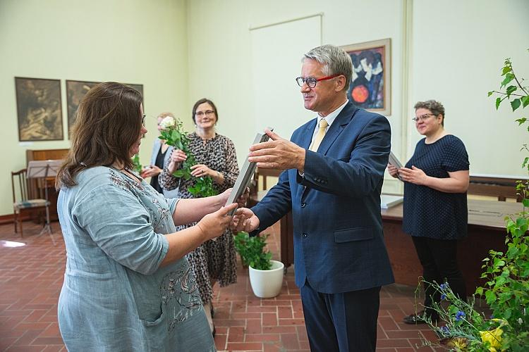 Pateicības rakstu pasniegšana muzeju speciālistiem, kuri muzeju jomā strādā 25 gadus