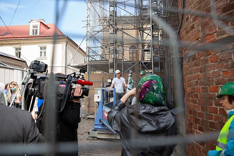 Sv. Jēkaba katedrāles torņa atjaunotā gaiļa svinīgās uzstādīšanas pasākums